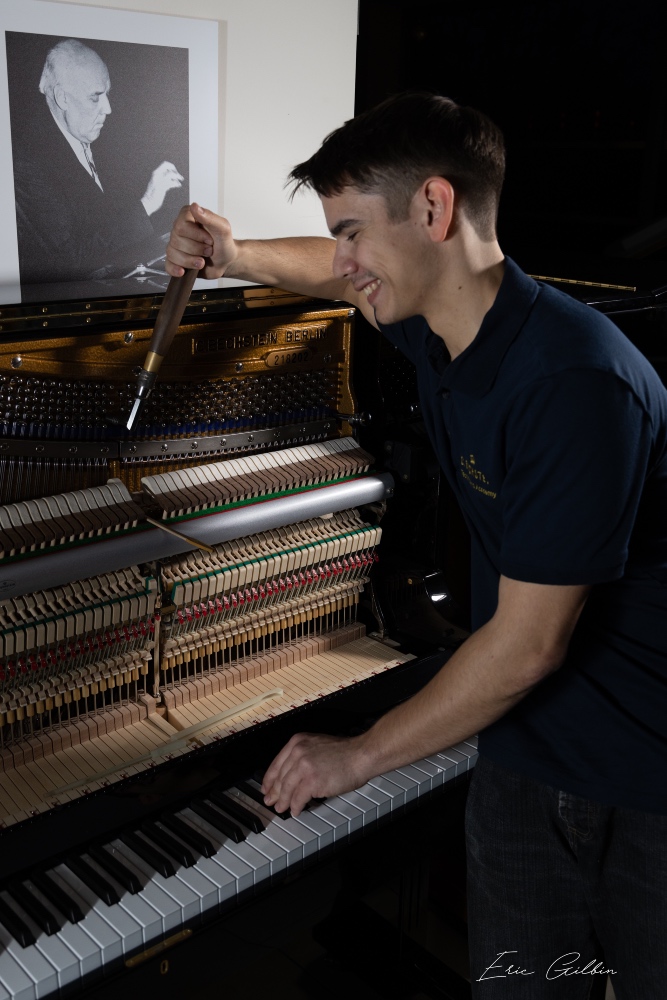 Clément Martinez, accordeur Pianos Parisot Toulouse